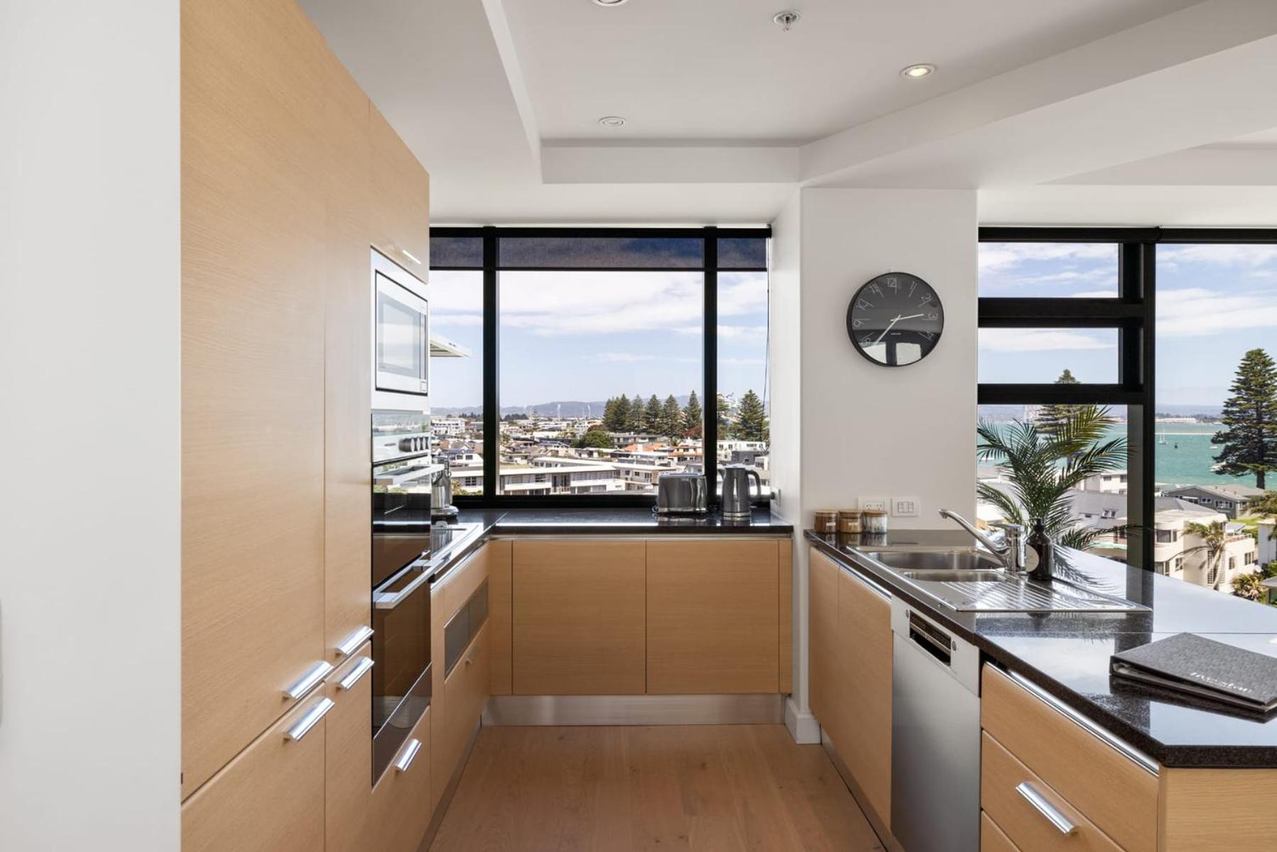 Luxury Ocean & Harbour Views - Heated Pool, Main Beach & Gym Mount Maunganui Bagian luar foto
